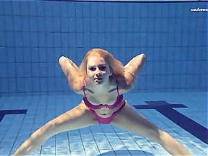 sizzling Elena flashes what she can do under water